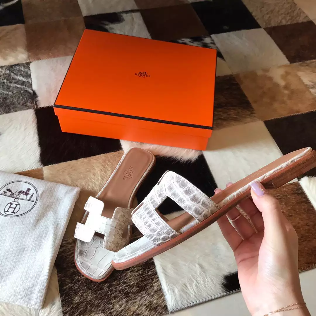 HERMES ORAN SLIDE SANDALS IN HIMALAYA NILOTICUS CROCODILE SKIN – HMSD059