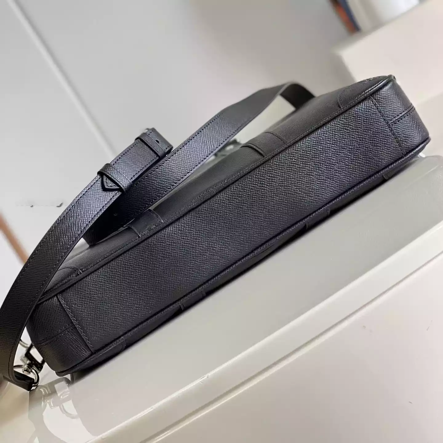 PORTE-DOCUMENTS VOYAGE PM BRIEFCASE TAIGA LEATHER M30925 – LW329