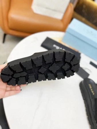 PRADA WOMEN’S SLIDES IN BLACK QUILTED NAPPA LEATHER – PSD083