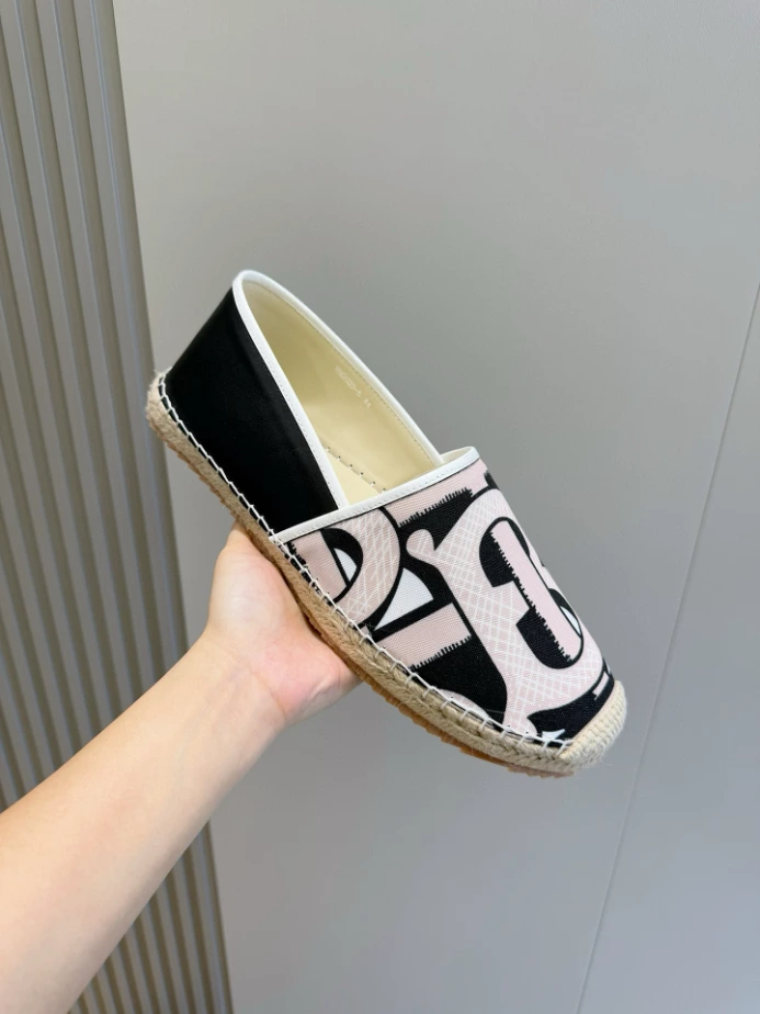 BURBERRY CANVAS STRAW BUCKET – BBR042