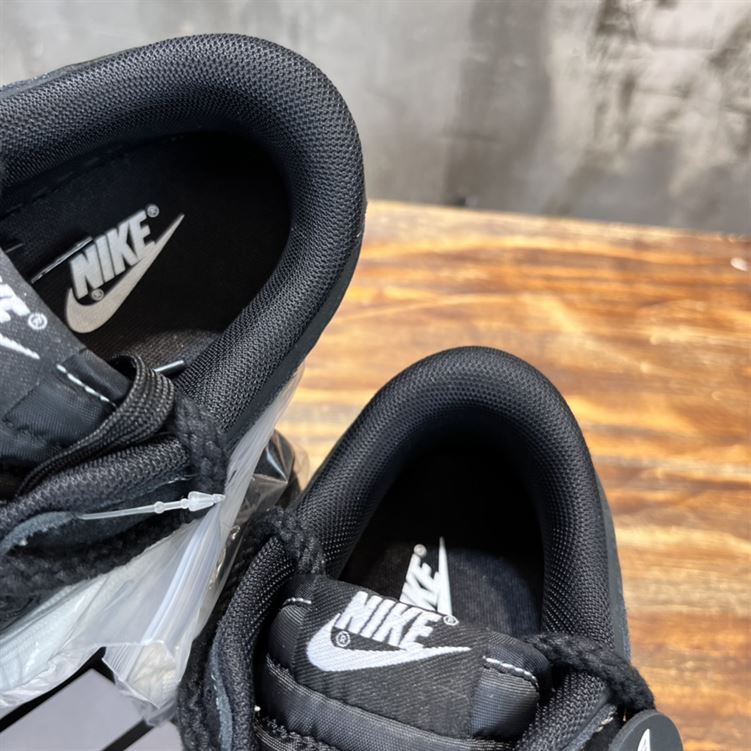 NIKE SB DUNK LOW SNEAKER – NSN010