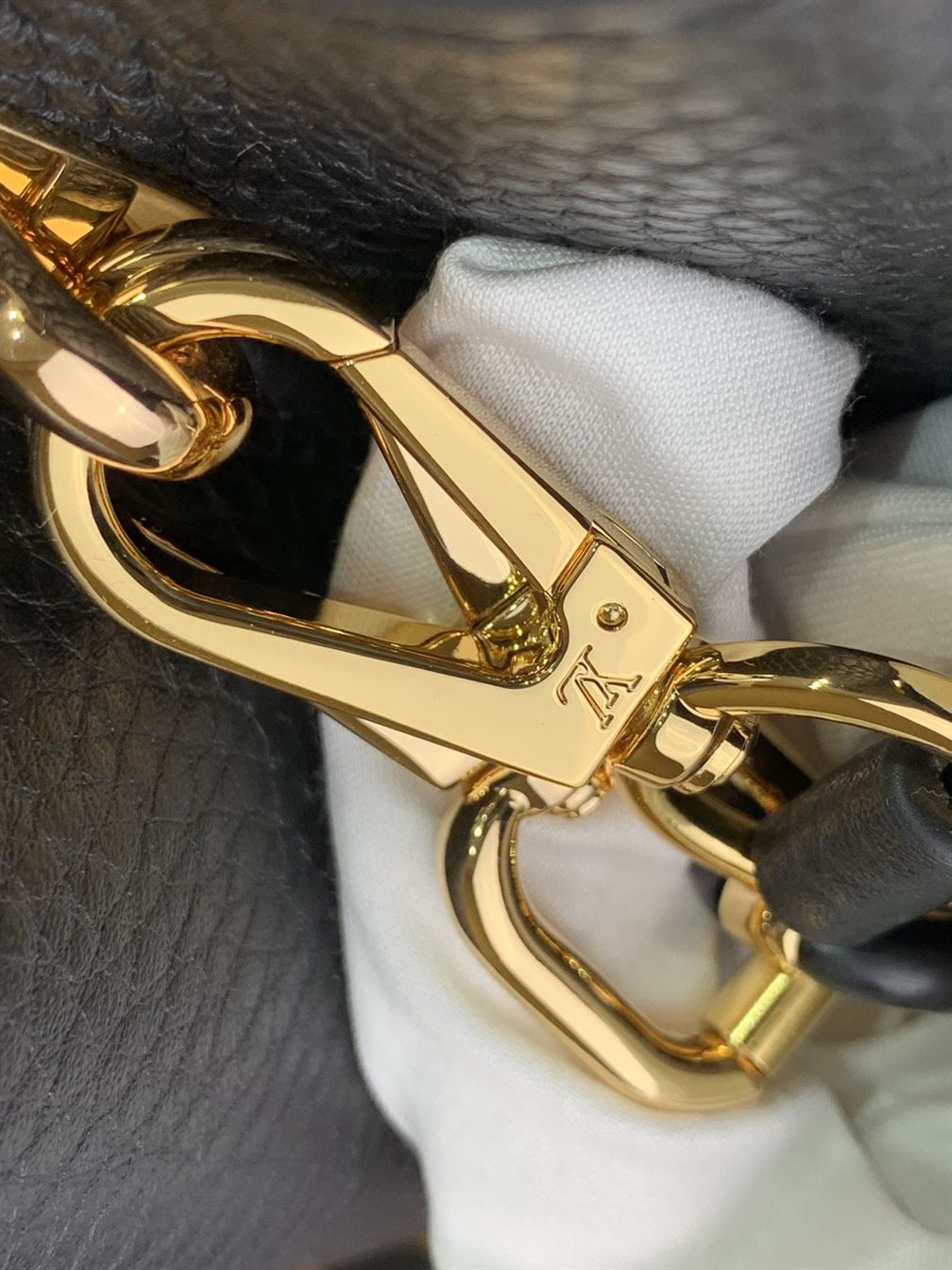 LOUIS VUITTON CAPUCINES BB BLACK – LW101