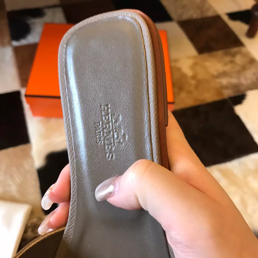 HERMES ORAN SLIDE SANDALS IN TAUPE EPSOM CALFSKIN – HMSD091