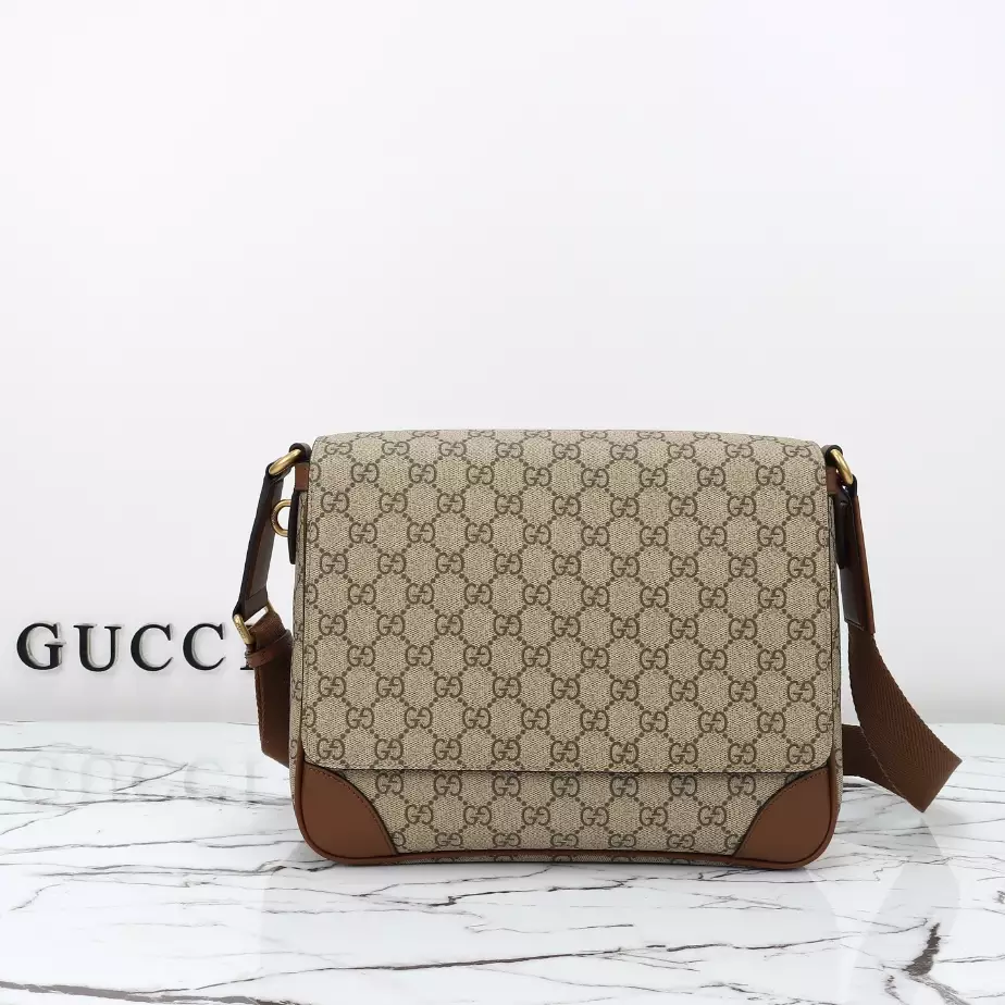 GUCCI MEN’S GG CANVAS EMBLEM MEDIUM CROSSBODY BAG BEIGE 2025 – BG095