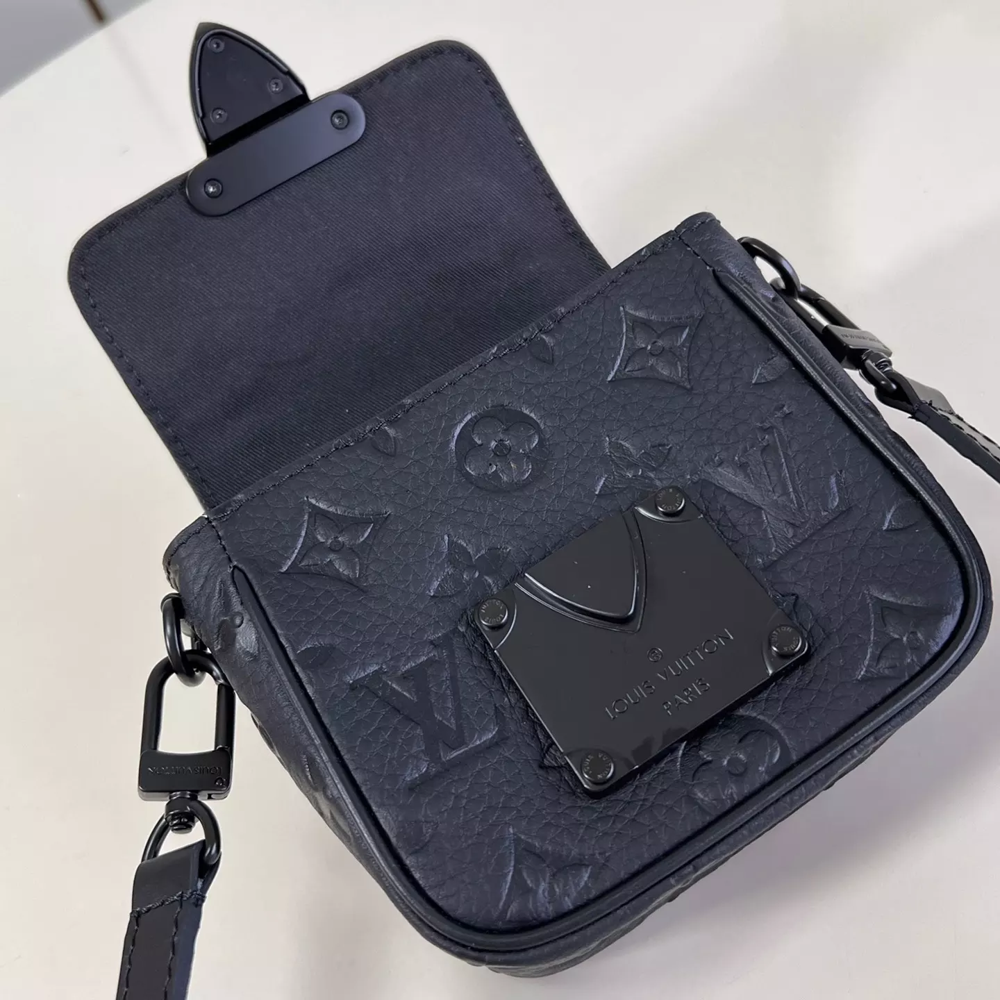 PICO S-LOCK BLACK TAURILLON MONOGRAM M83148 – LW447