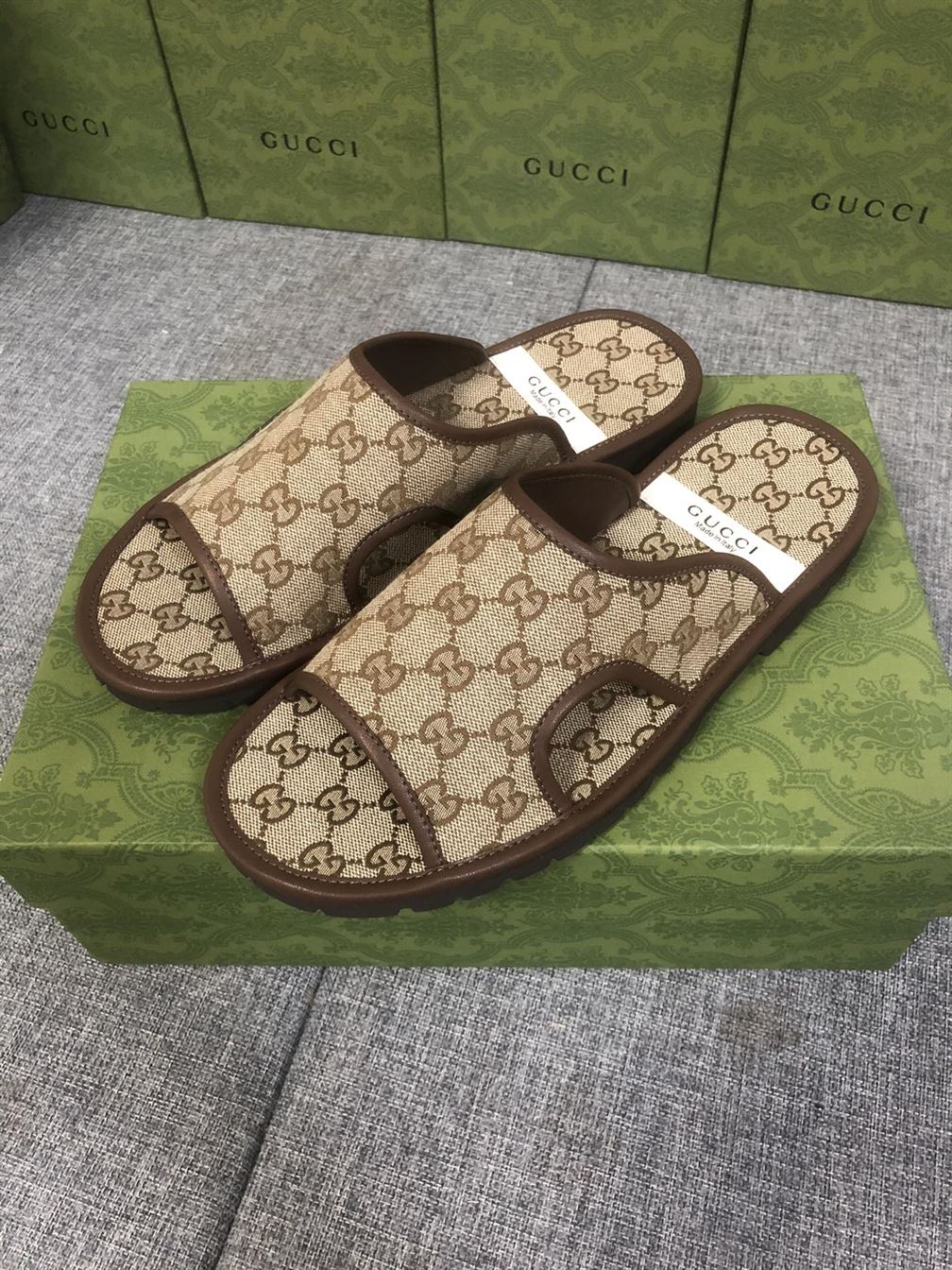 GUCCI MEN’S GG SUPREME SLIDE SANDAL – GSL036