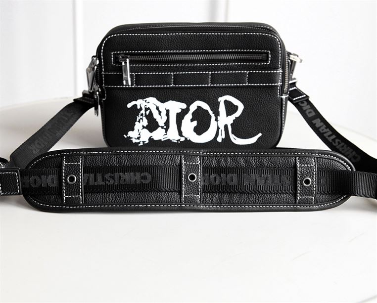 DIOR X PETER DOIG SAFFARI MESSENGER BAG – DIO022