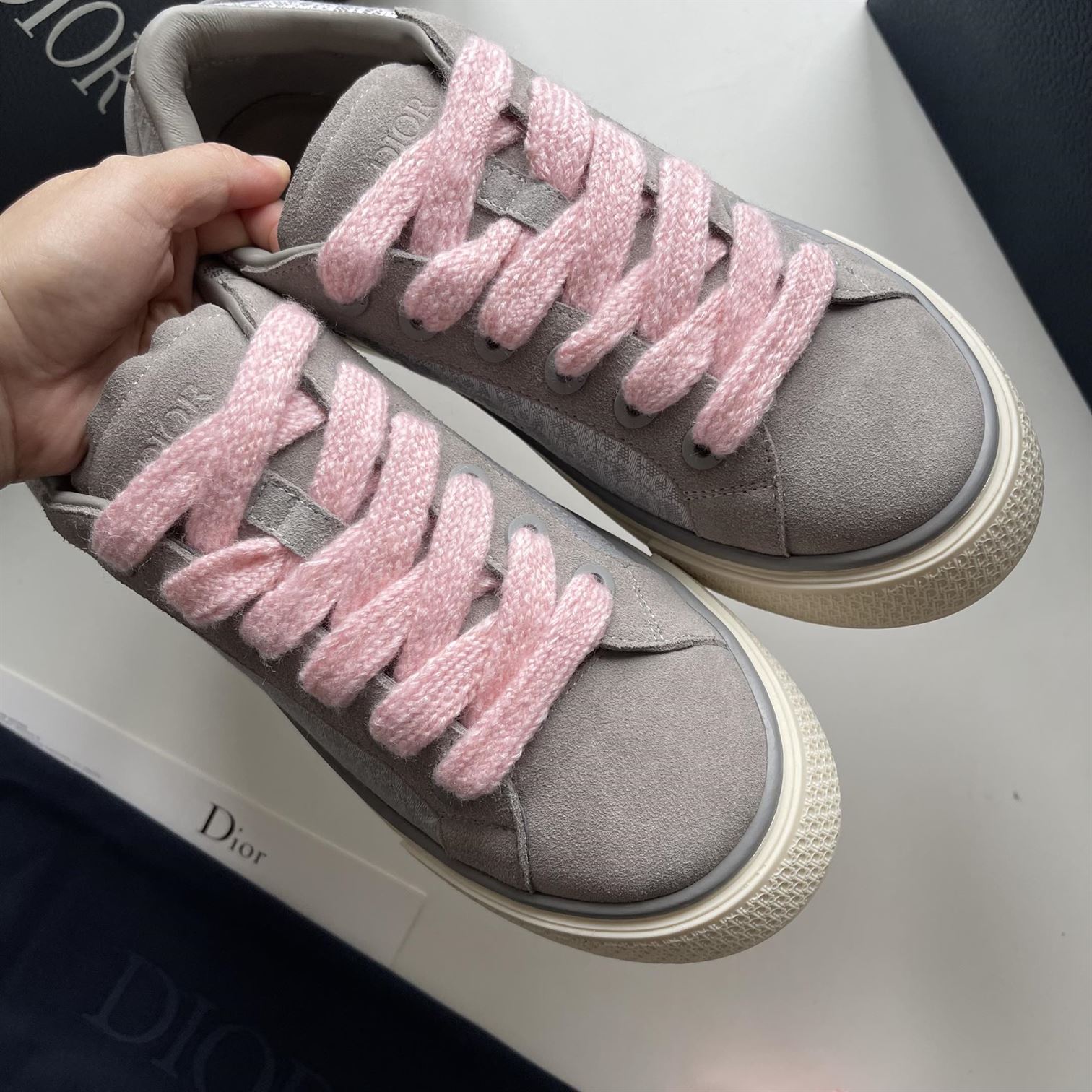 DIOR B33 SNEAKER GRAY AND WHITE DIOR OBLIQUE JACQUARD – DO130