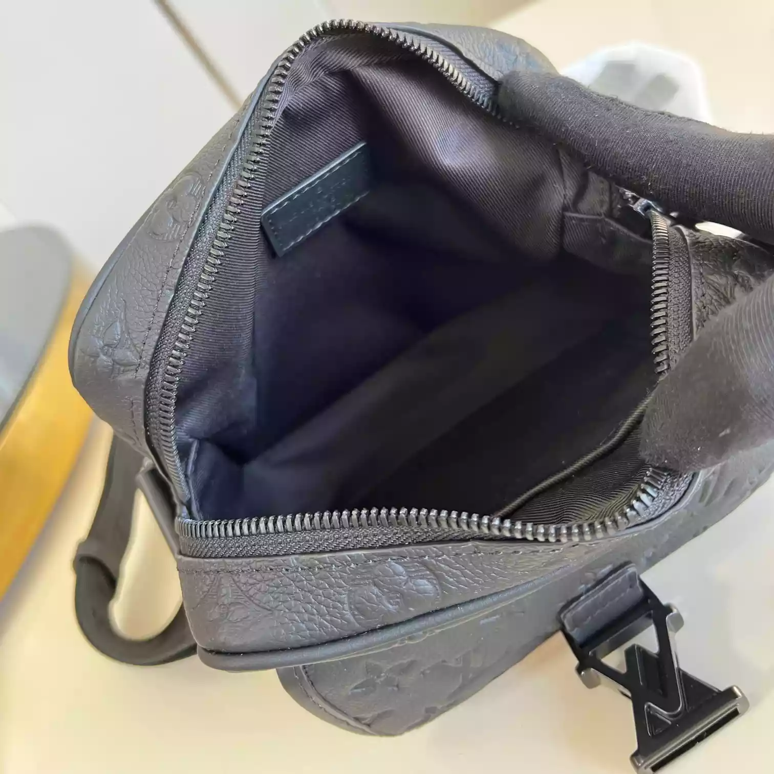 GETAWAY MESSENGER BAG BLACK MONOGRAM SHADOW M12516 – LW428