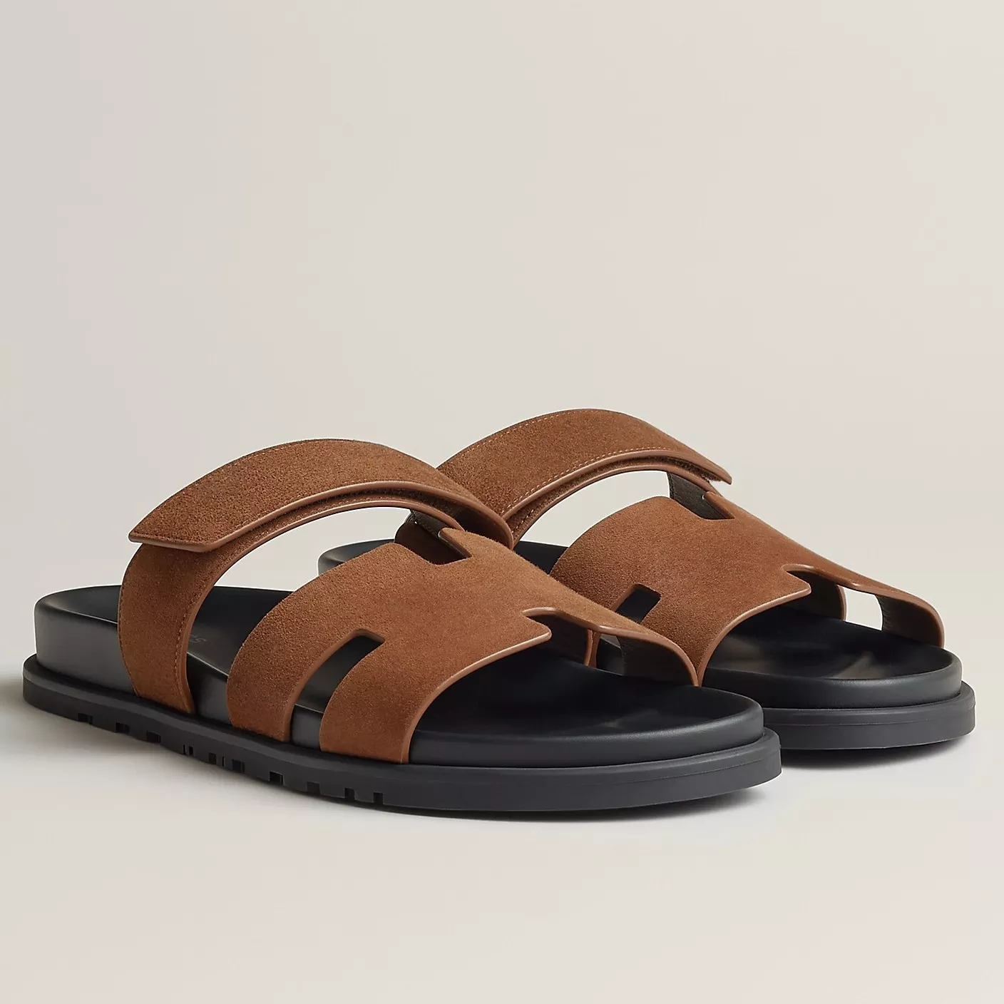 HERMES MEN’S CHYPRE SANDALS IN BROWN SUEDE CALFSKIN – HMSD012