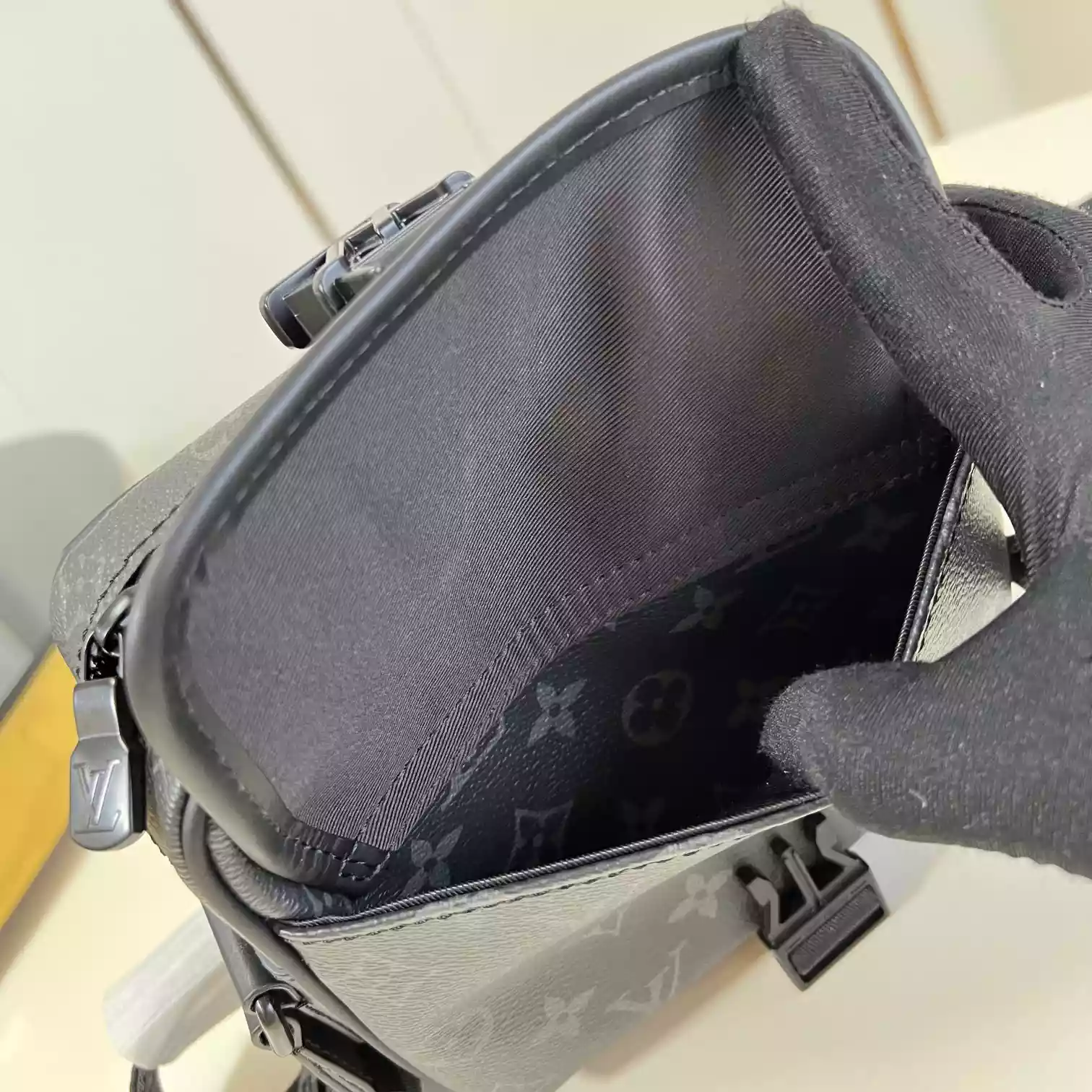 GETAWAY MESSENGER BAG MONOGRAM ECLIPSE M12518  – LW427