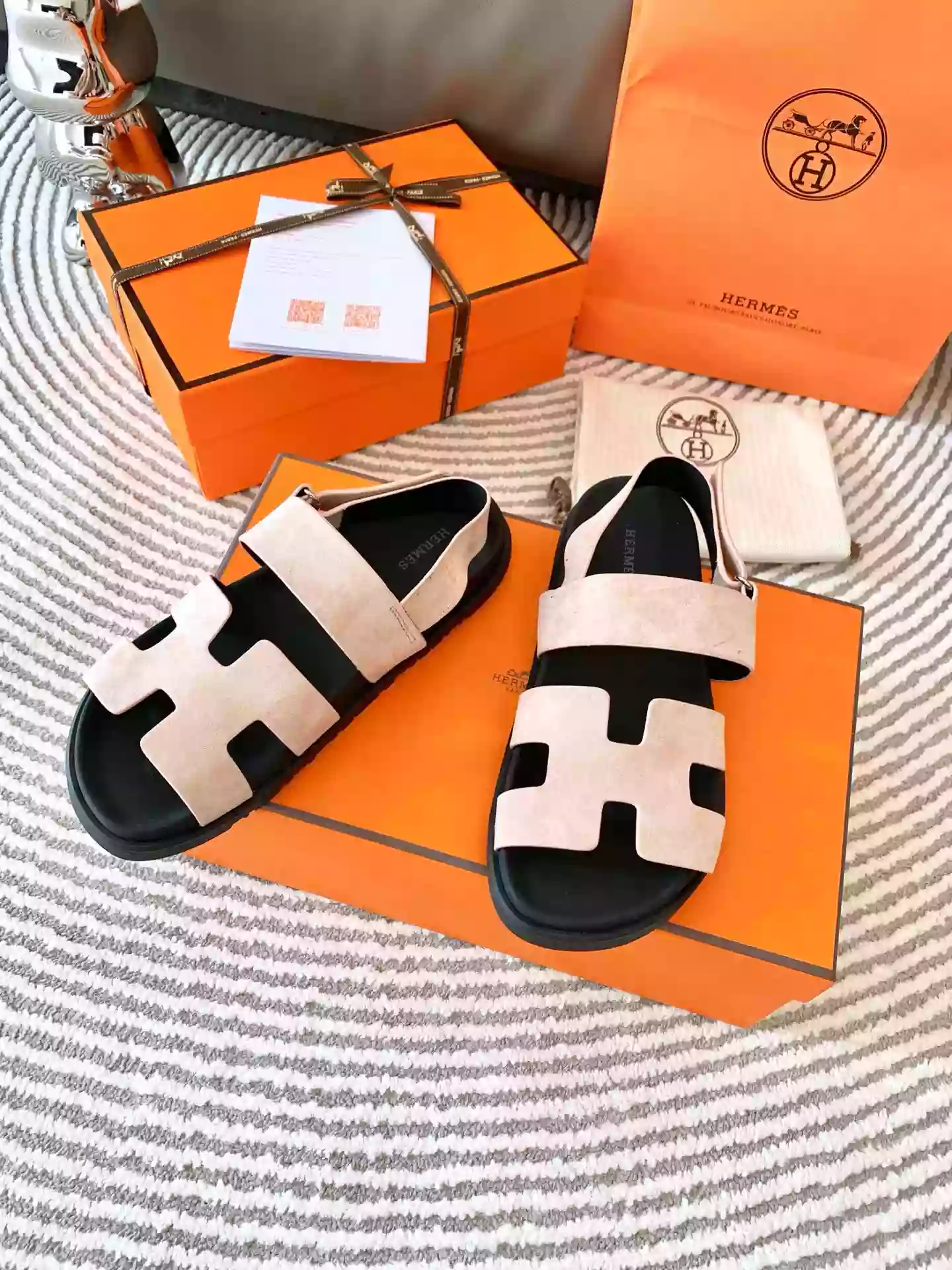 HERMES MEN’S GENIUS SANDALS IN BEIGE SUEDE CALFSKIN – HMSD002