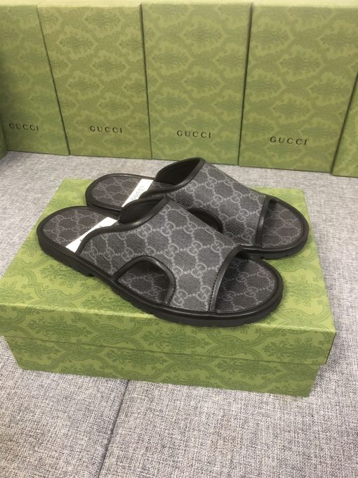 GUCCI MEN’S GG SUPREME SLIDE SANDAL – GSL035