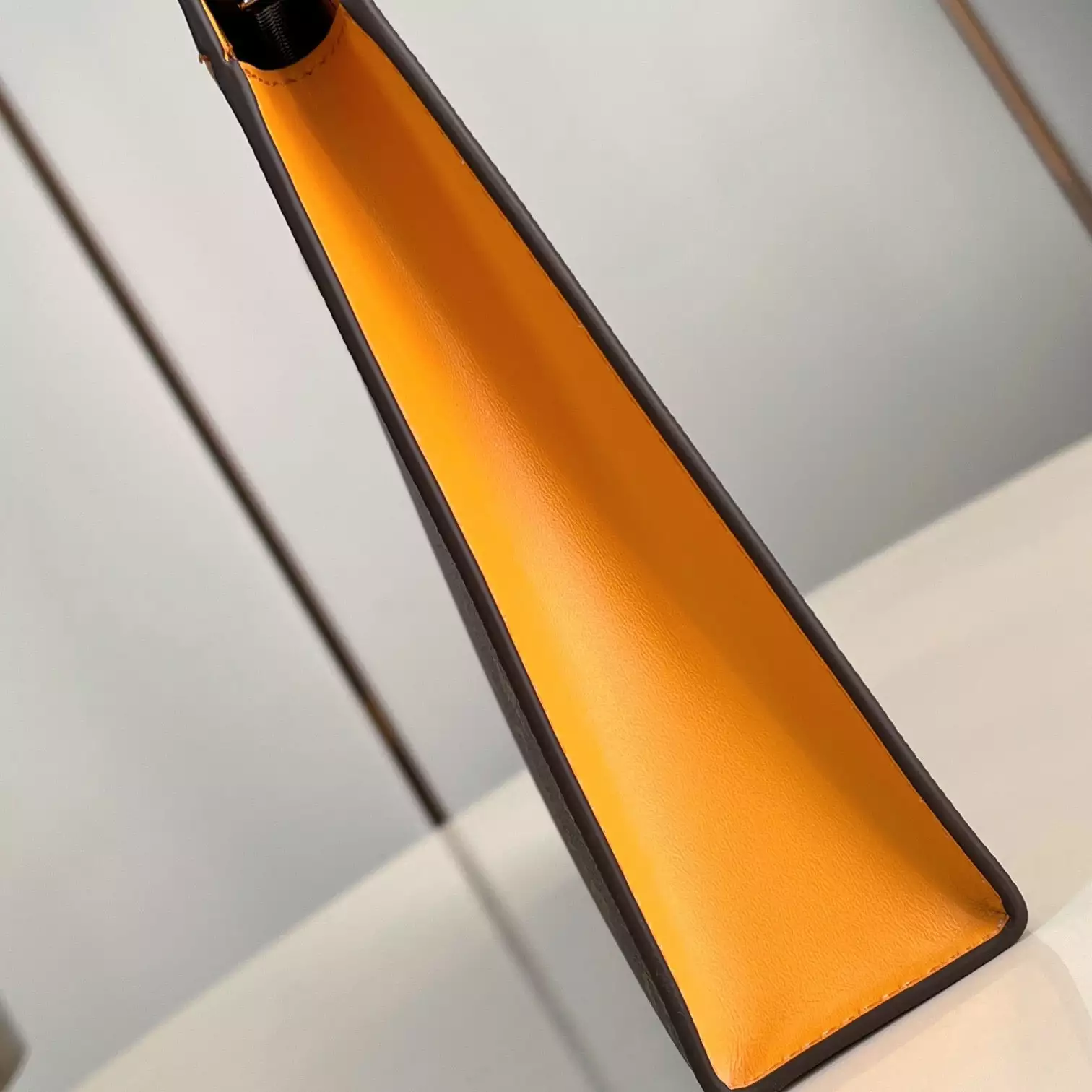 POCHETTE VOYAGE MM SAFRAN YELLOW M12820 – LW402