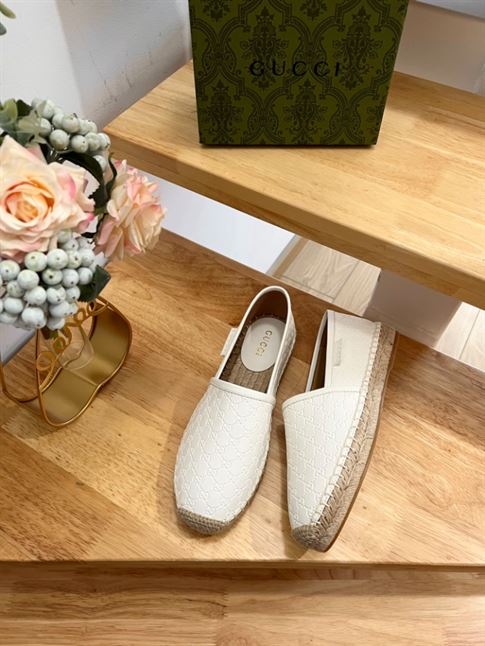 GUCCI PILAR LOGO-EMBOSSED LEATHER ESPADRILLES IN WHITE – GL030