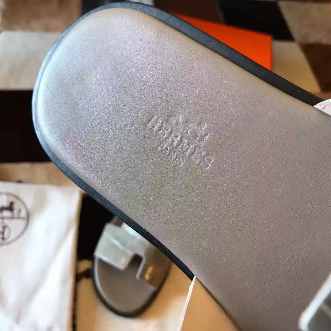 HERMES MEN’S IZMIR SANDALS IN GREY SHINY NILOTICUS CROCODILE LEATHER – HMSD032