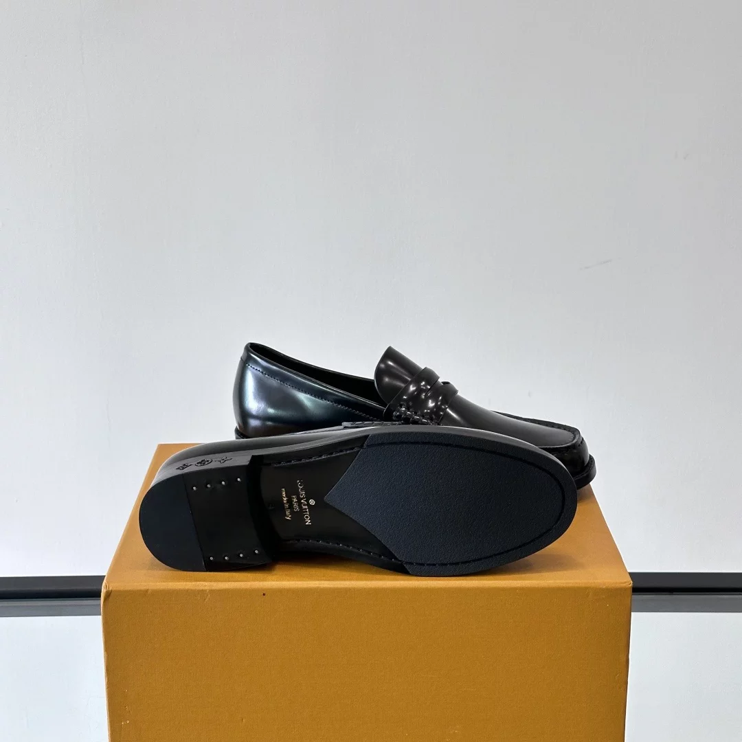 PATENT LEATHER LOAFERS IN BLACK – VL055
