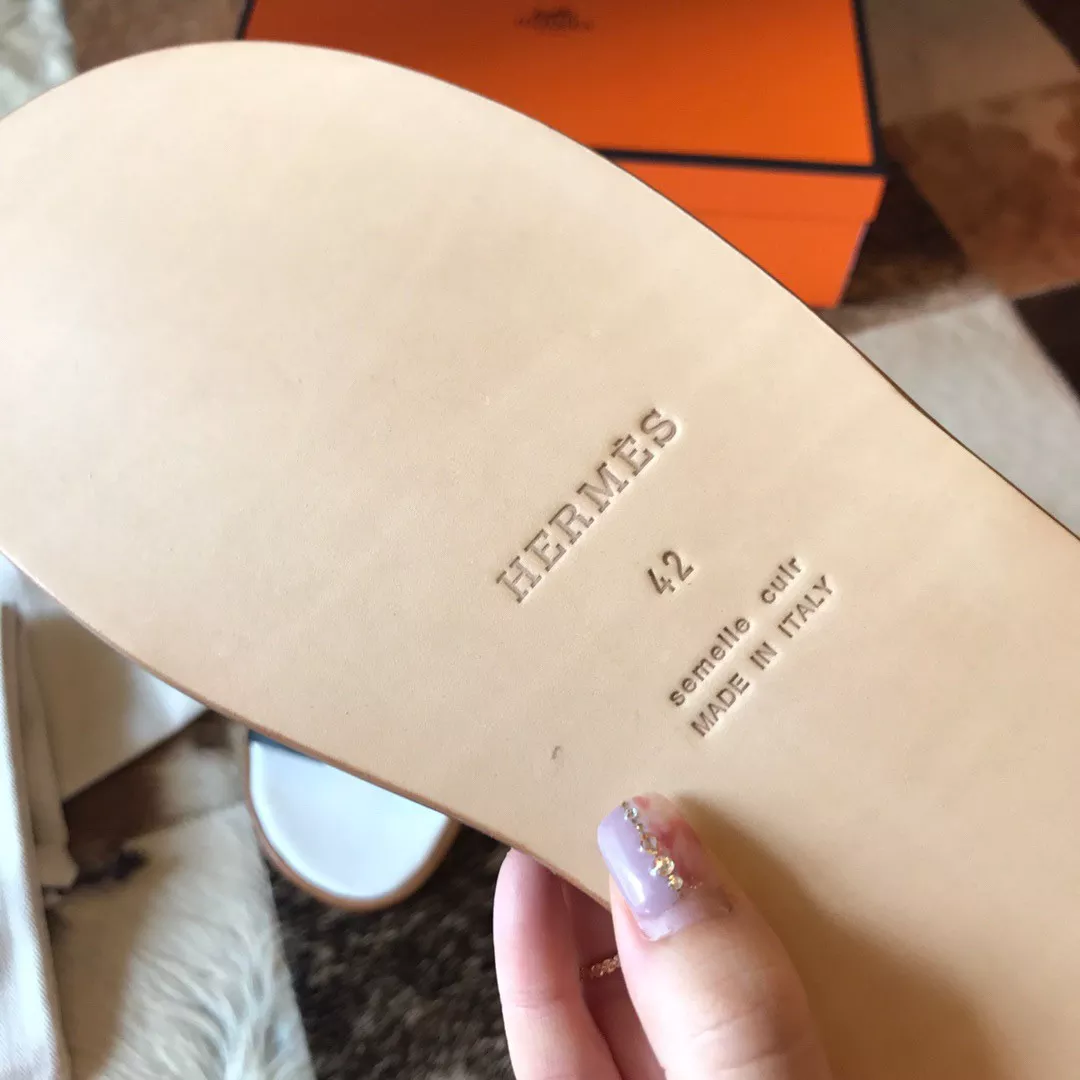 HERMES MEN’S IZMIR SANDALS IN NOIR EPSOM CALFSKIN – HMSD029