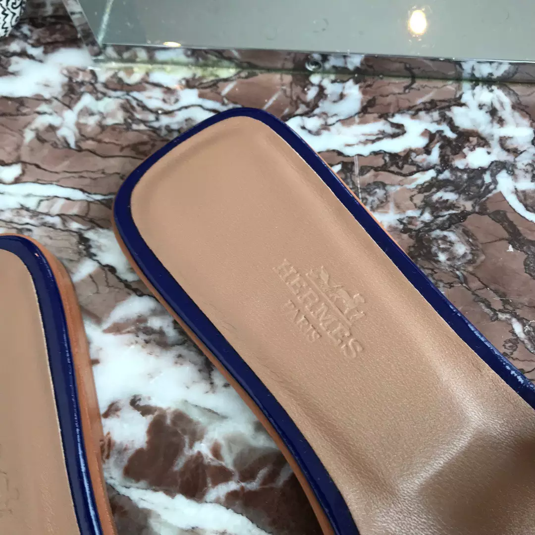 HERMES ORAN SLIDE SANDALS IN BLUE PATENT CALFSKIN – HMSD083