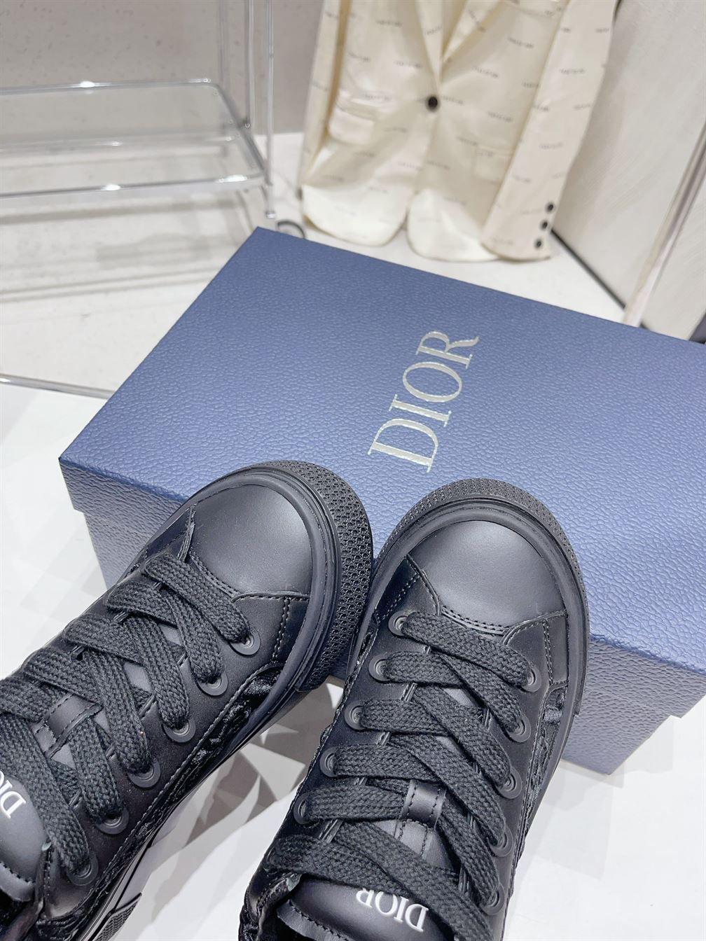 DIOR B33 SNEAKER BLACK SMOOTH CALFSKIN AND DIOR OBLIQUE RAISED EMBROIDERY – DO132
