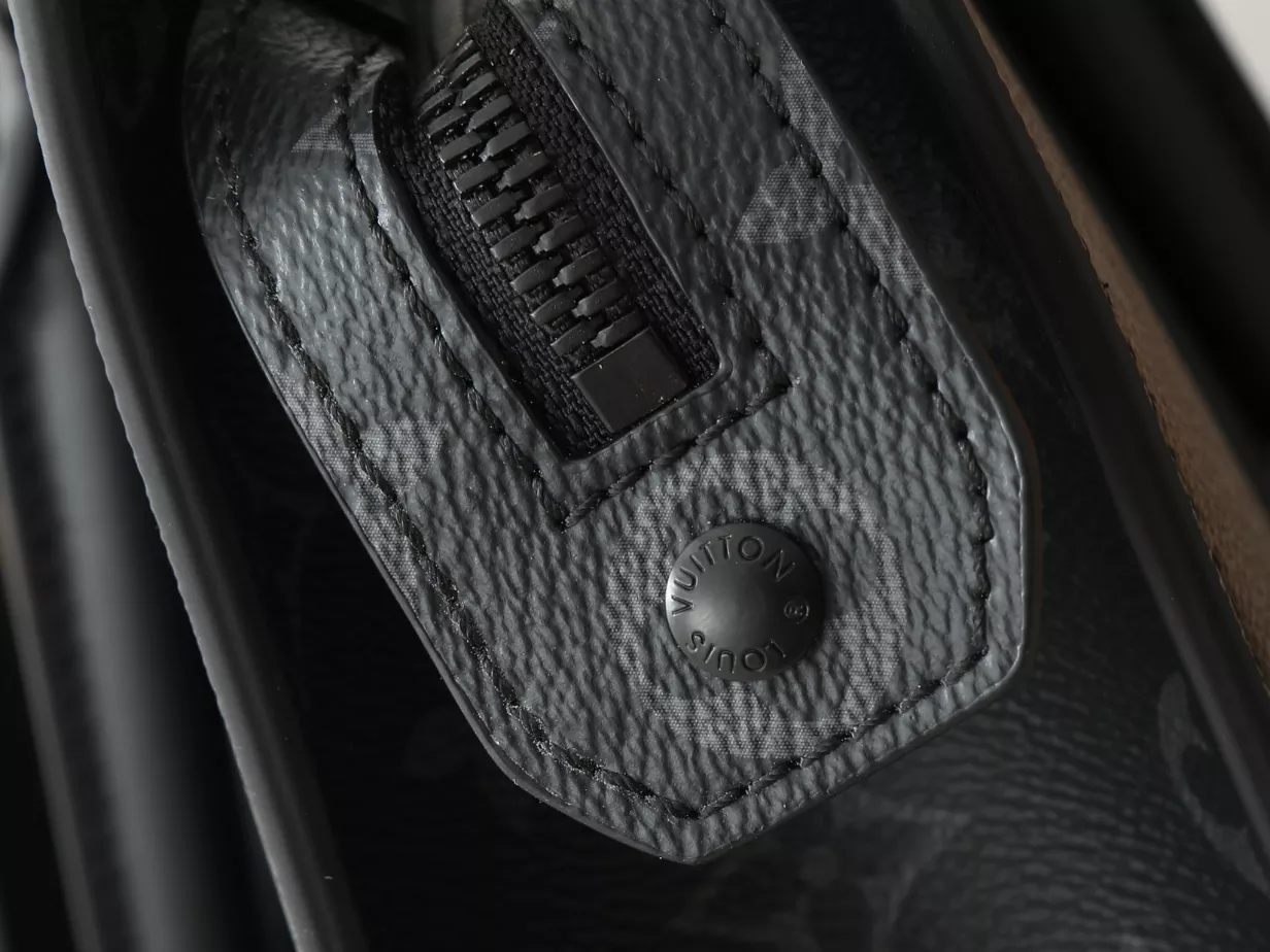 Sac Plat 24H Black Monogram Eclipse Canvas M47059 – LW207