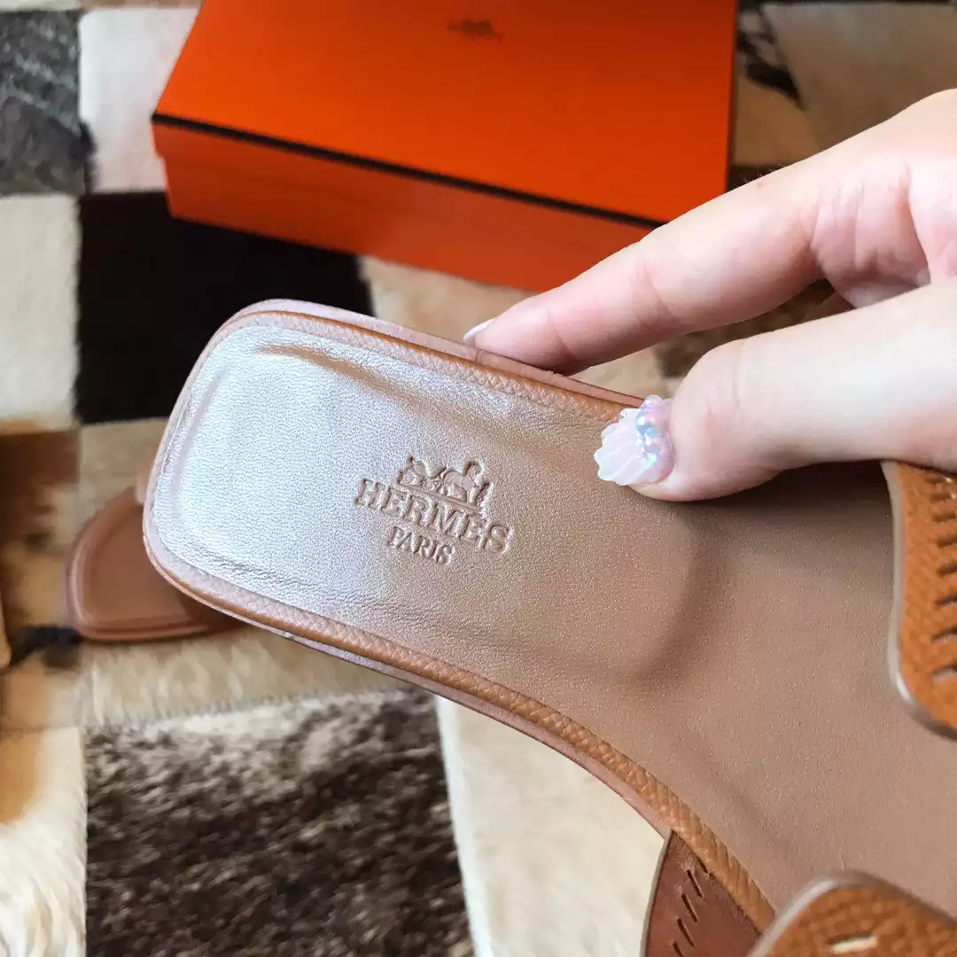 HERMES ORAN SLIDE SANDALS IN GOLD EPSOM PERFORATED CALFSKIN – HMSD096