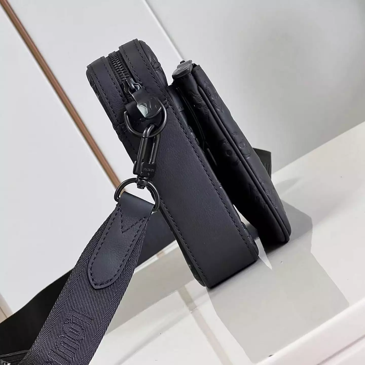 TRIO MESSENGER IN BLACK M46602 – LW268