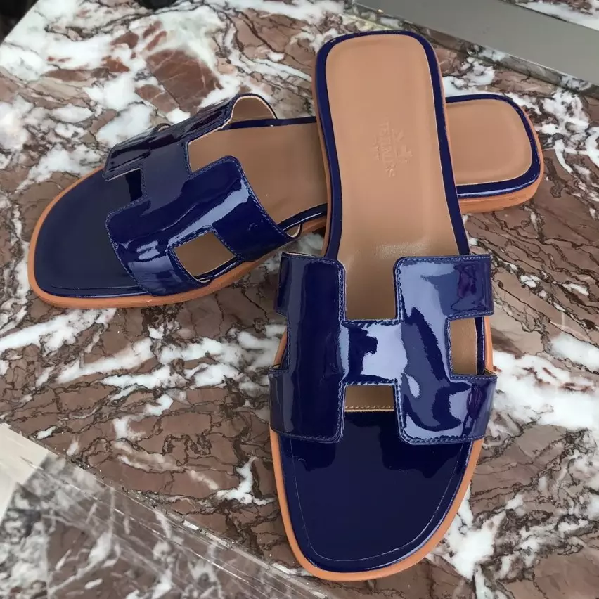 HERMES ORAN SLIDE SANDALS IN BLUE PATENT CALFSKIN – HMSD083