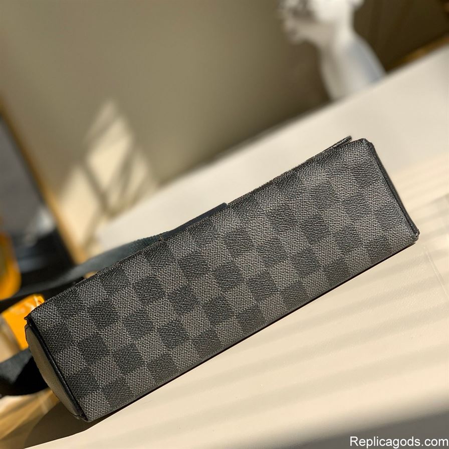 LOUIS VUITTON DISTRICT PM DAMIER GRAPHITE CANVAS – LVB004