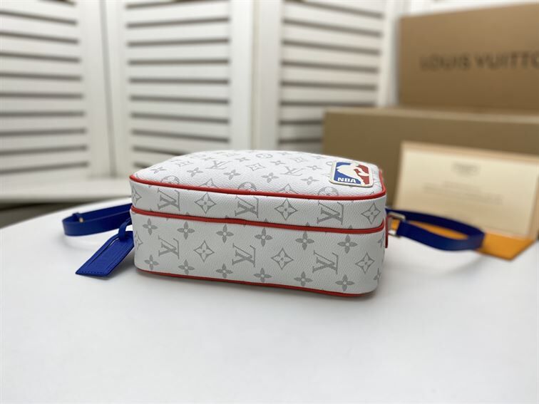 LOUIS VUITTON X NBA NIL MESSENGER ANTARTICA – LVB020