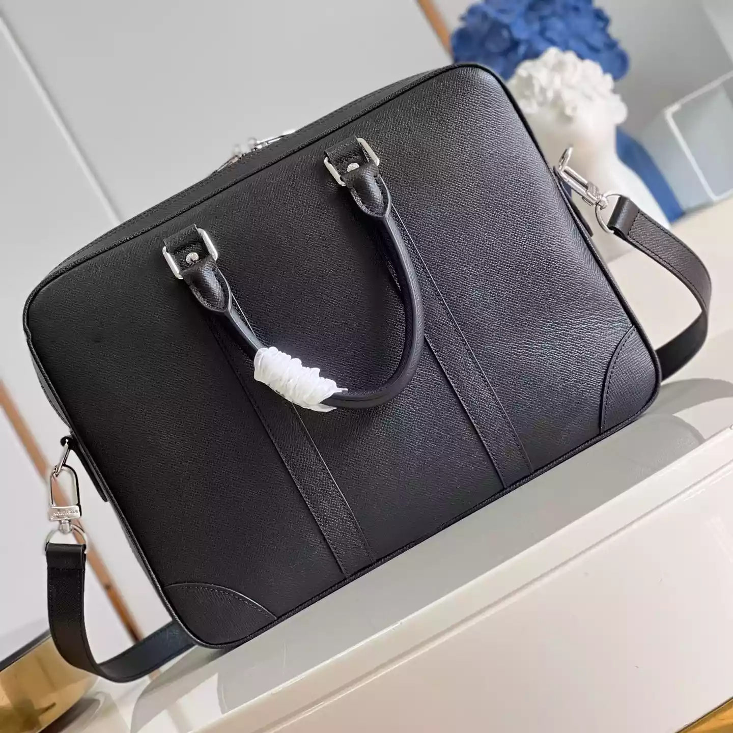 PORTE-DOCUMENTS VOYAGE PM BRIEFCASE TAIGA LEATHER M30925 – LW329