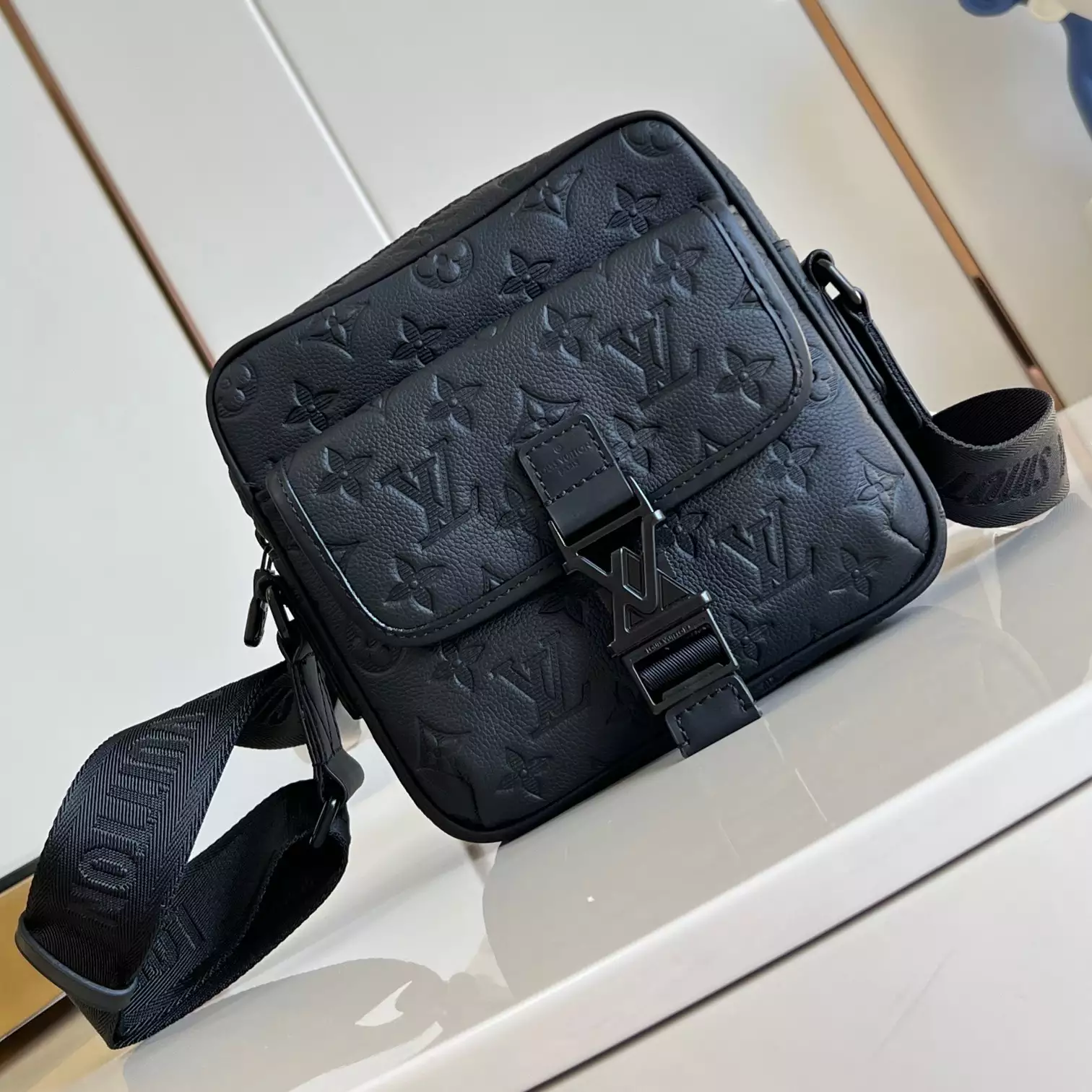 GETAWAY MESSENGER BAG BLACK MONOGRAM SHADOW M12516 – LW428