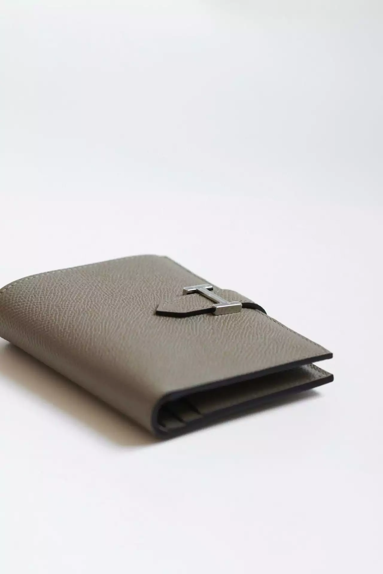 Hermes Bearn Compact Handmade Wallet in Gris Asphalt Epsom Calfskin – HW153