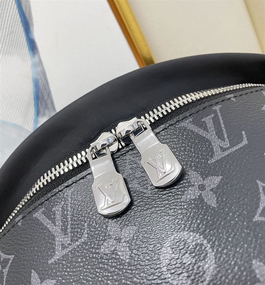 LOUIS VUITTON DISCOVERY BUMBAG – LVB017