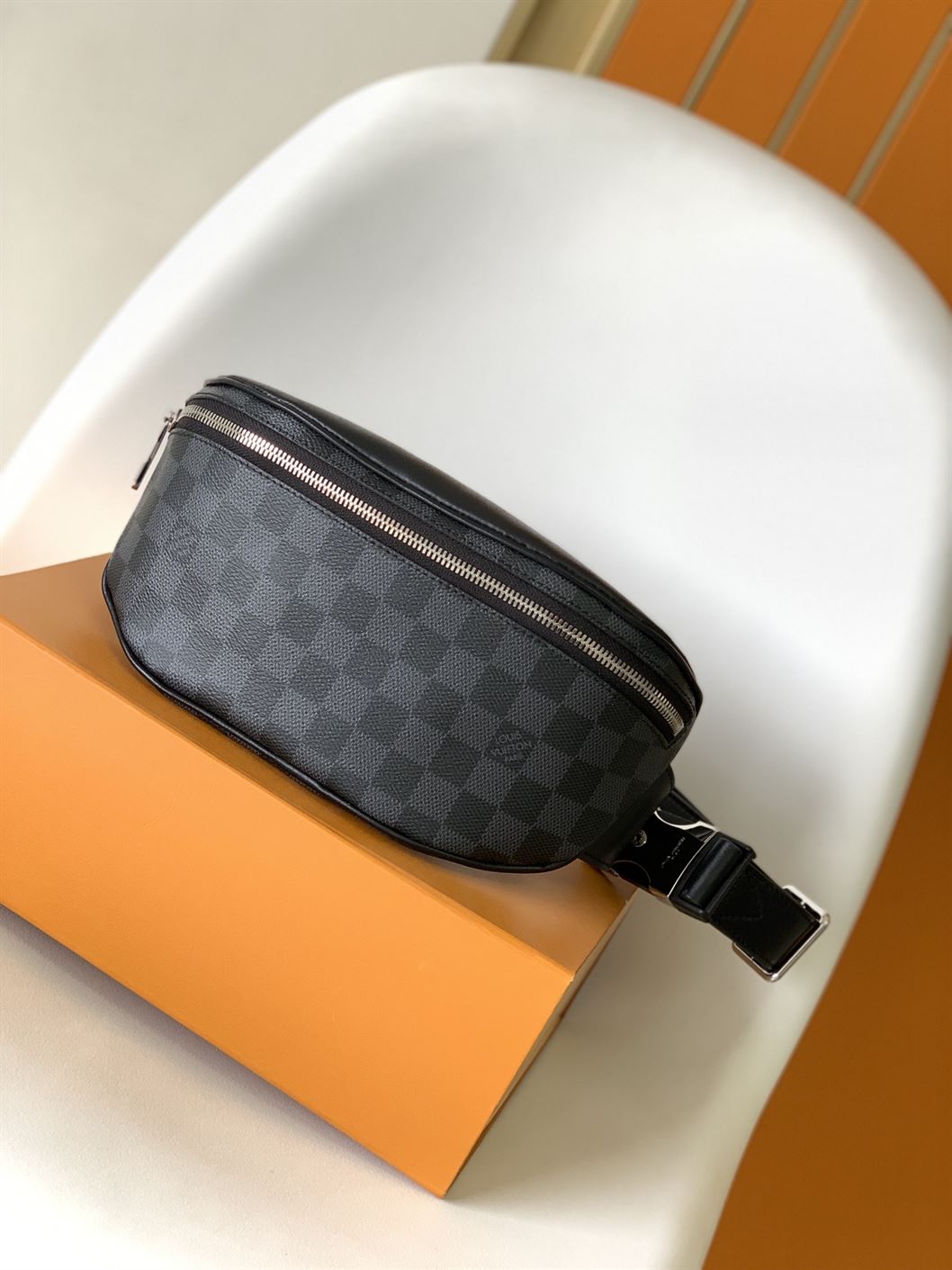 LOUIS VUITTON DISCOVERY BUMBAG DAMIER GRAPHITE – LVB065