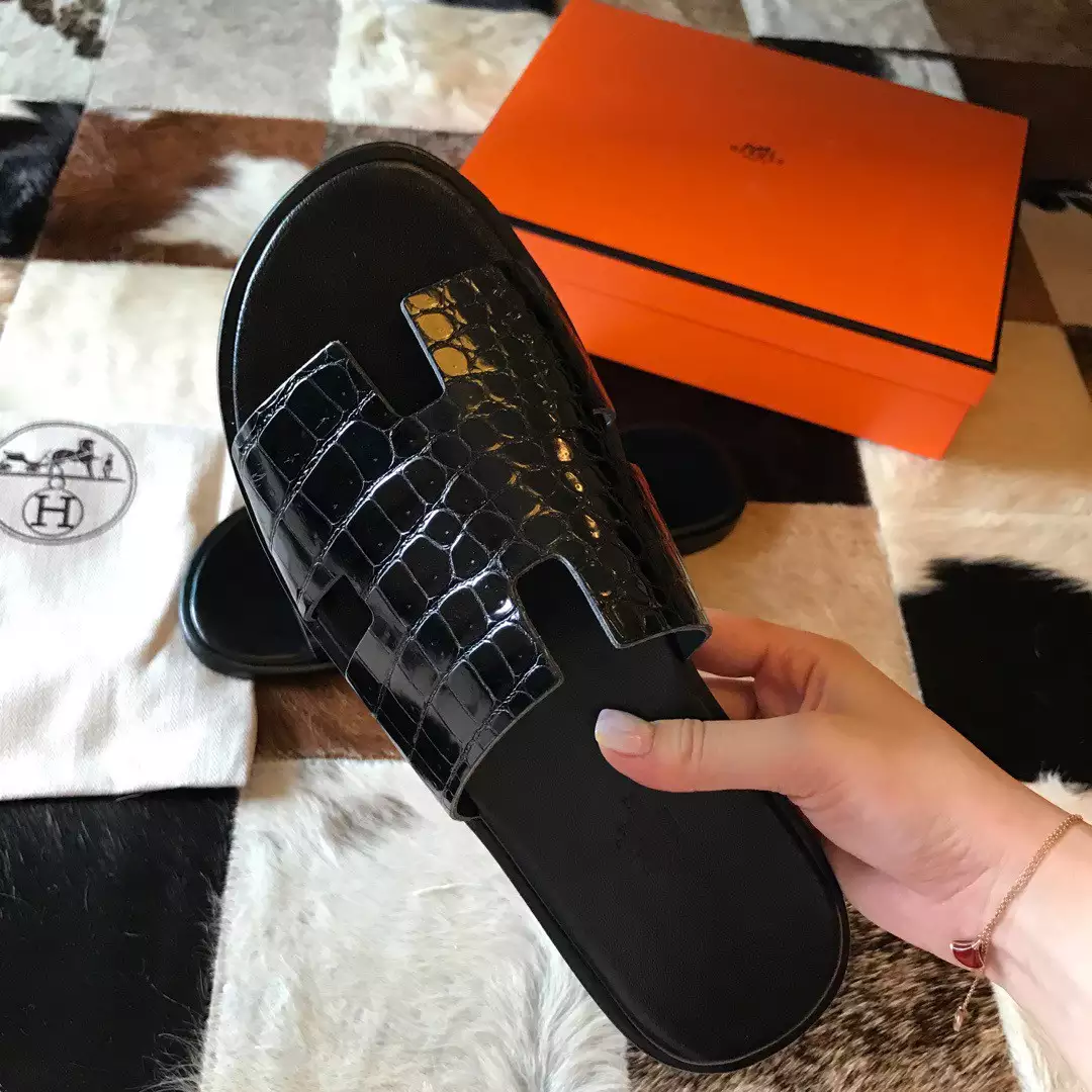 HERMES MEN’S IZMIR SANDALS IN BLACK SHINY NILOTICUS CROCODILE LEATHER – HMSD034