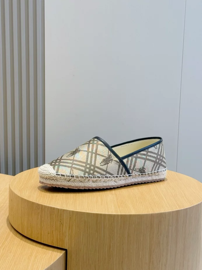 BURBERRY CANVAS STRAW BUCKET – BBR040