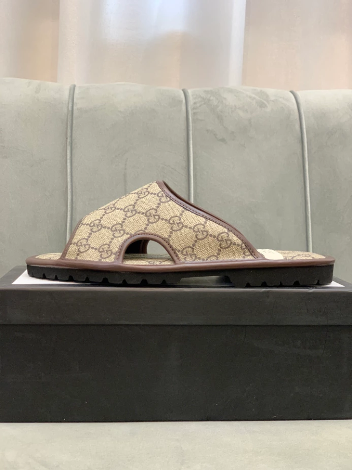 GUCCI MEN’S GG SUPREME SLIDE SANDAL – GSL063