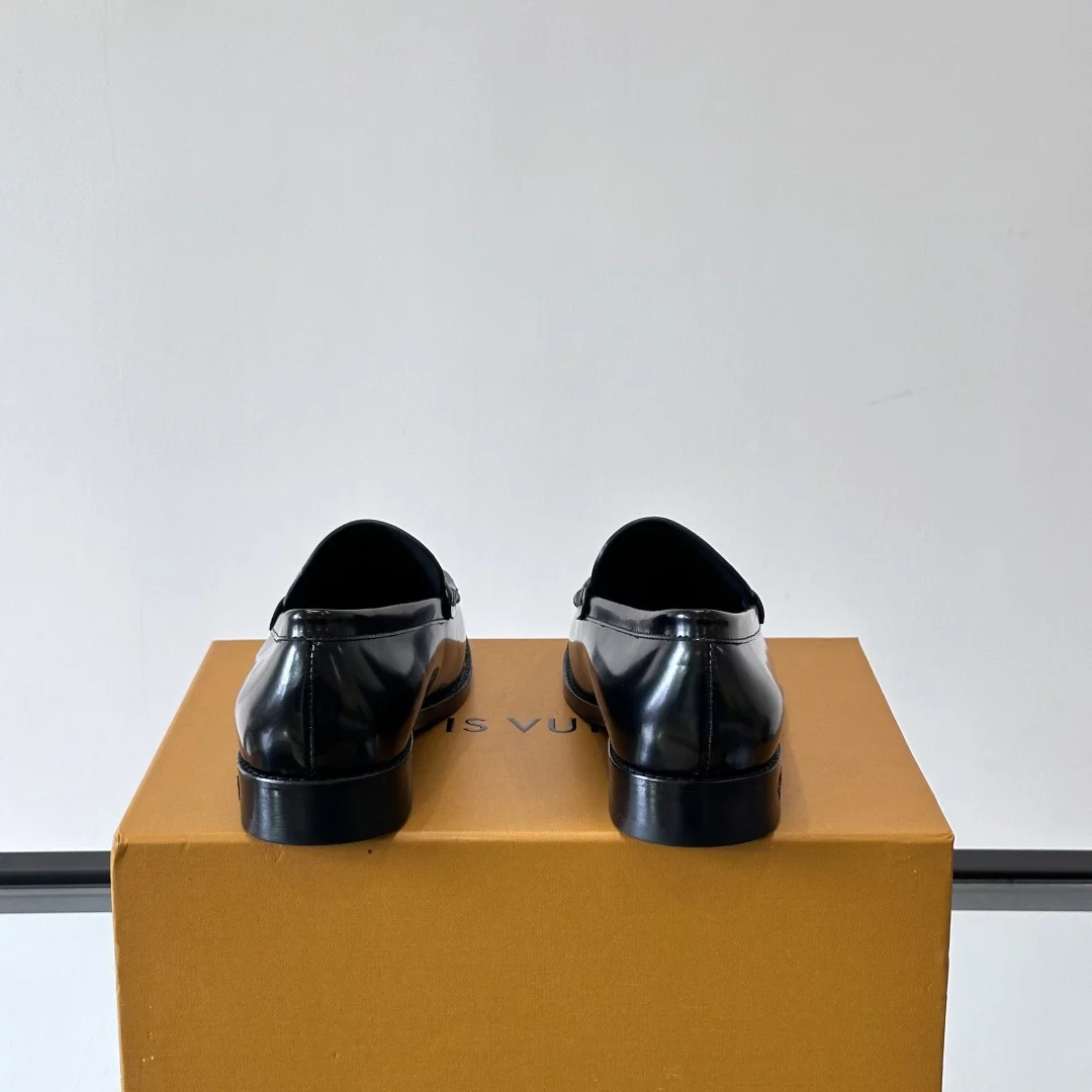 PATENT LEATHER LOAFERS IN BLACK – VL055