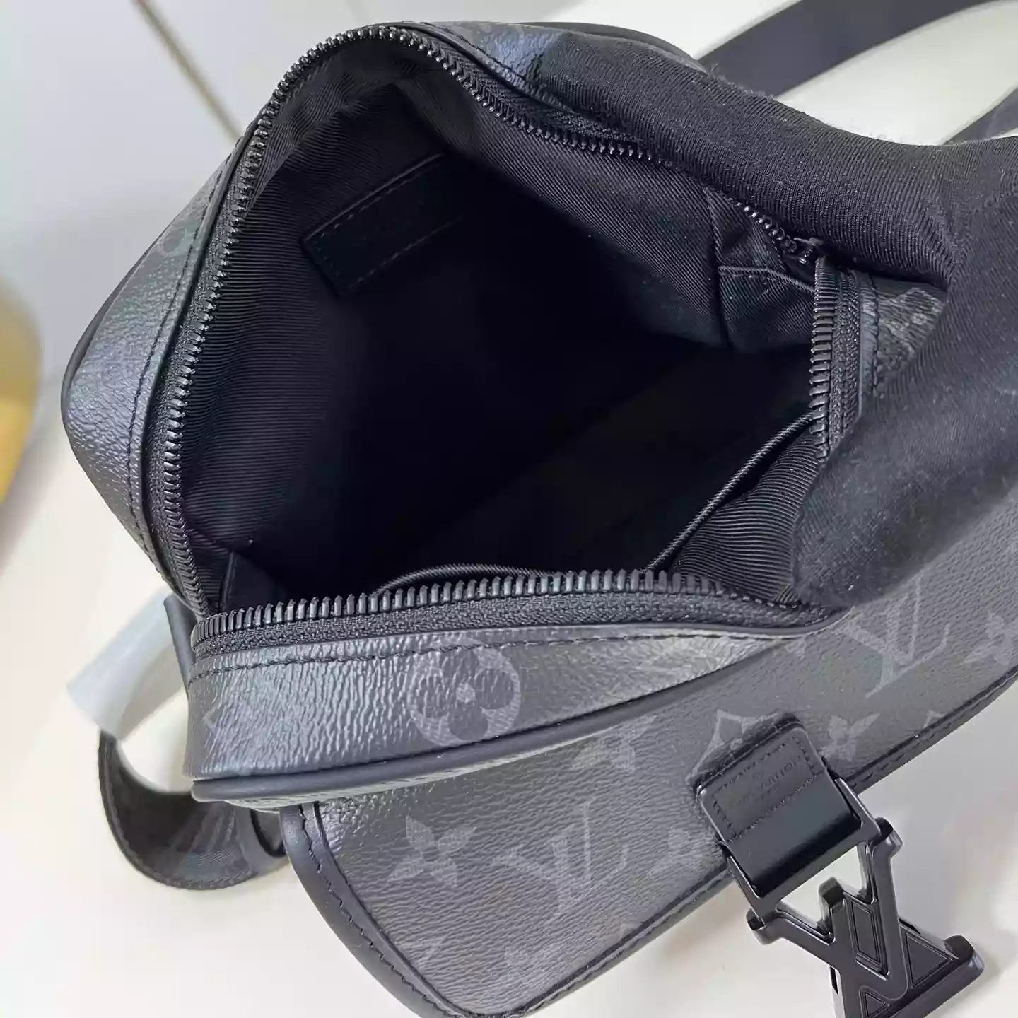 GETAWAY MESSENGER BAG MONOGRAM ECLIPSE M12518  – LW427