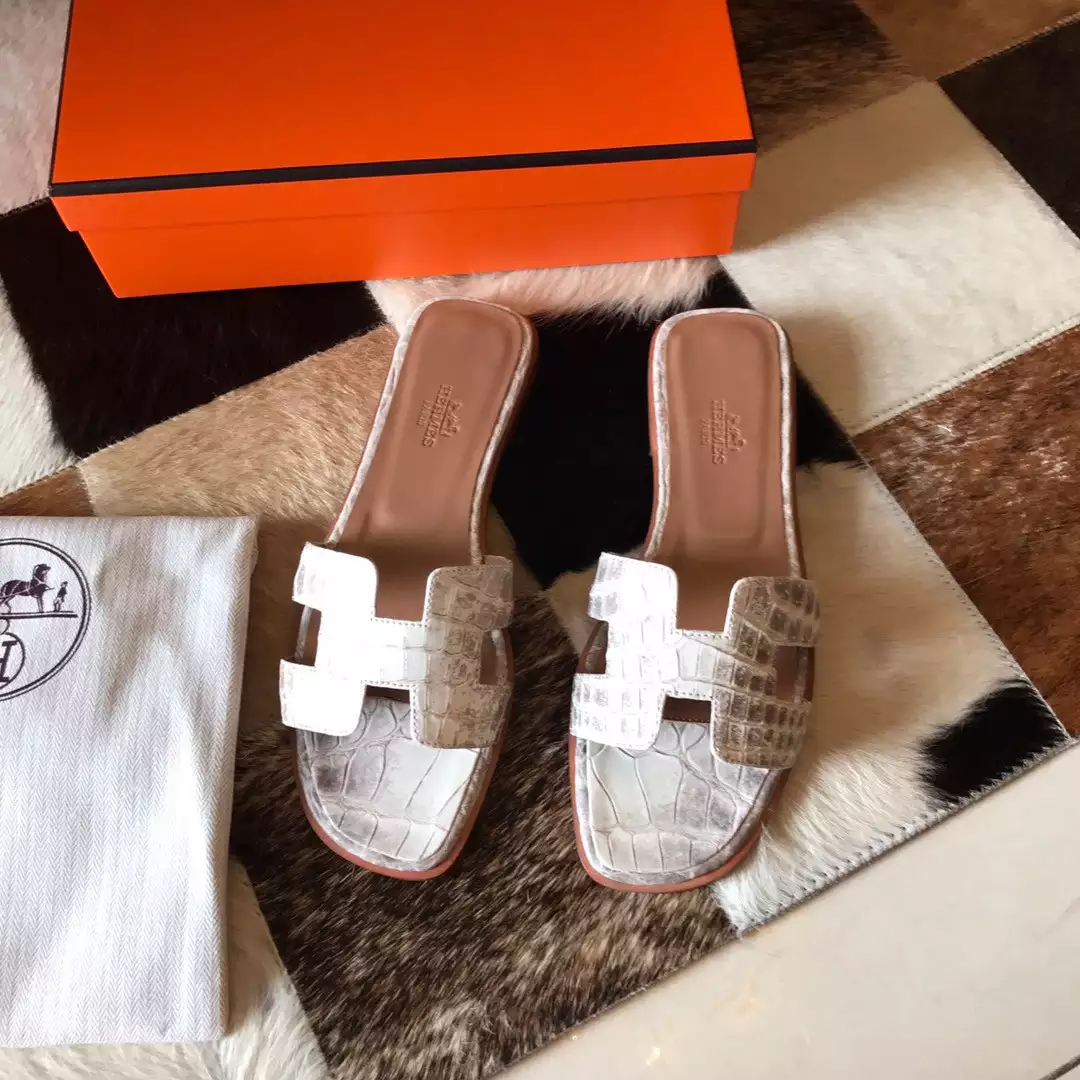 HERMES ORAN SLIDE SANDALS IN HIMALAYA NILOTICUS CROCODILE SKIN – HMSD059