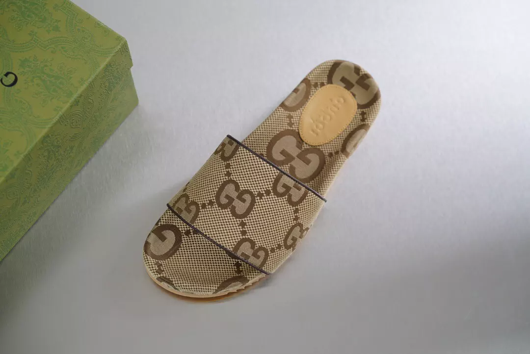 GUCCI MEN’S MAXI GG CANVAS SLIDE SANDAL – GSL070
