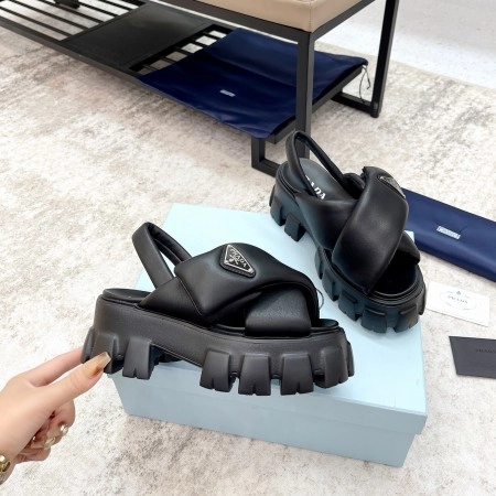 PRADA MONOLITH PADDED SANDALS IN BLACK NAPPA LEATHER – PSD017