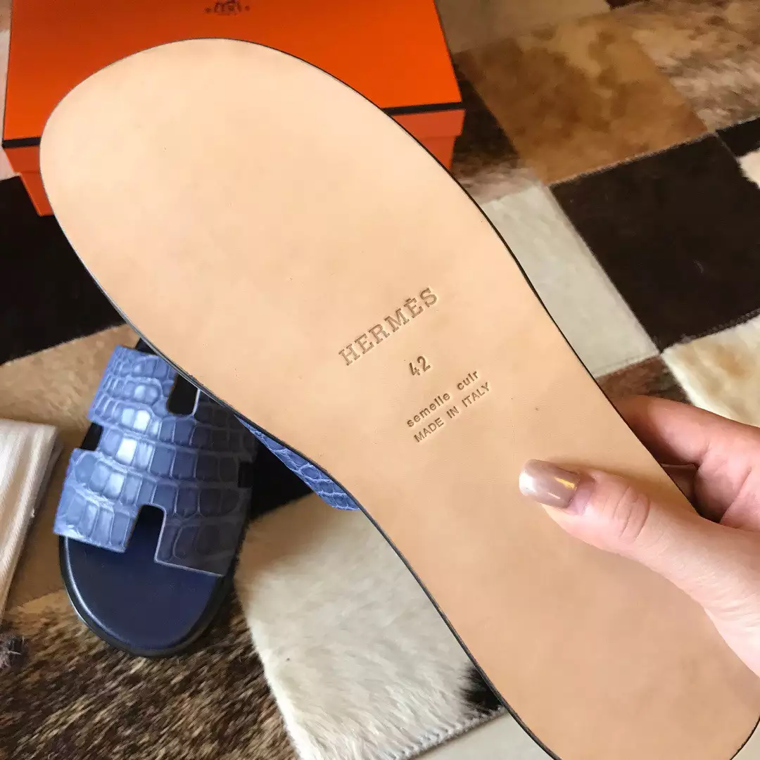 HERMES MEN’S IZMIR SANDALS IN BLUE MATTE NILOTICUS CROCODILE LEATHER – HMSD035