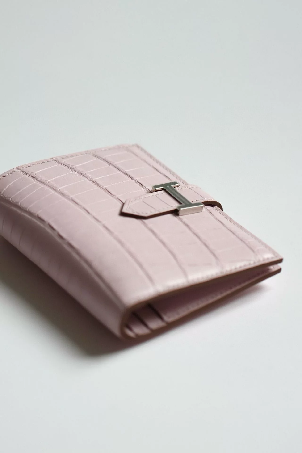 Hermes Bearn Compact Wallet in Mauve Pale Matte Alligator Leather – HW167