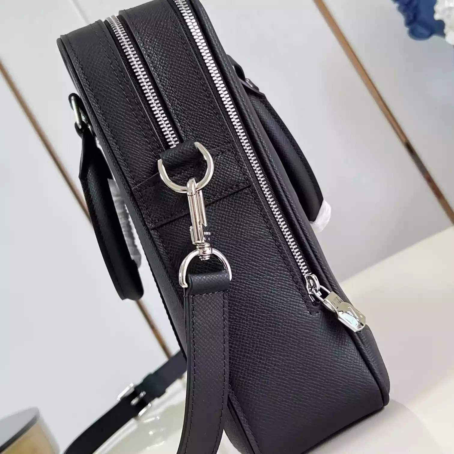 PORTE DOCUMENTS VOYAGE BLACK TAIGA COWHIDE LEATHER M30967 – LW322