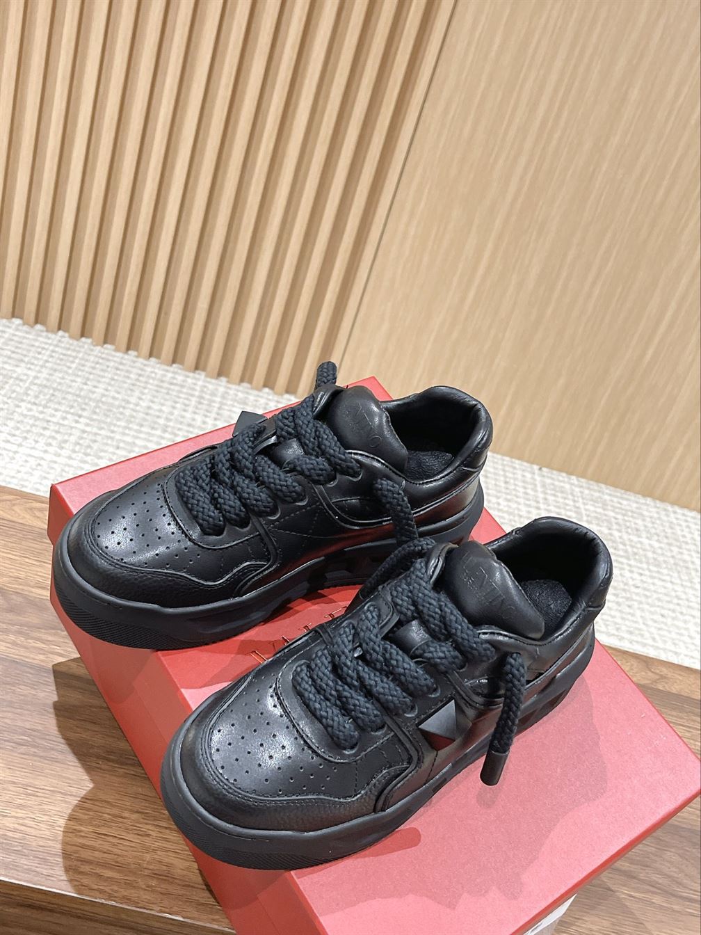 VALENTINO ONE STUD XL NAPPA LEATHER LOW-TOP SNEAKER – VN009