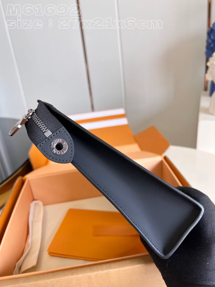 POCHETTE VOYAGE MONOGRAM ECLIPSE M61692 – LW411