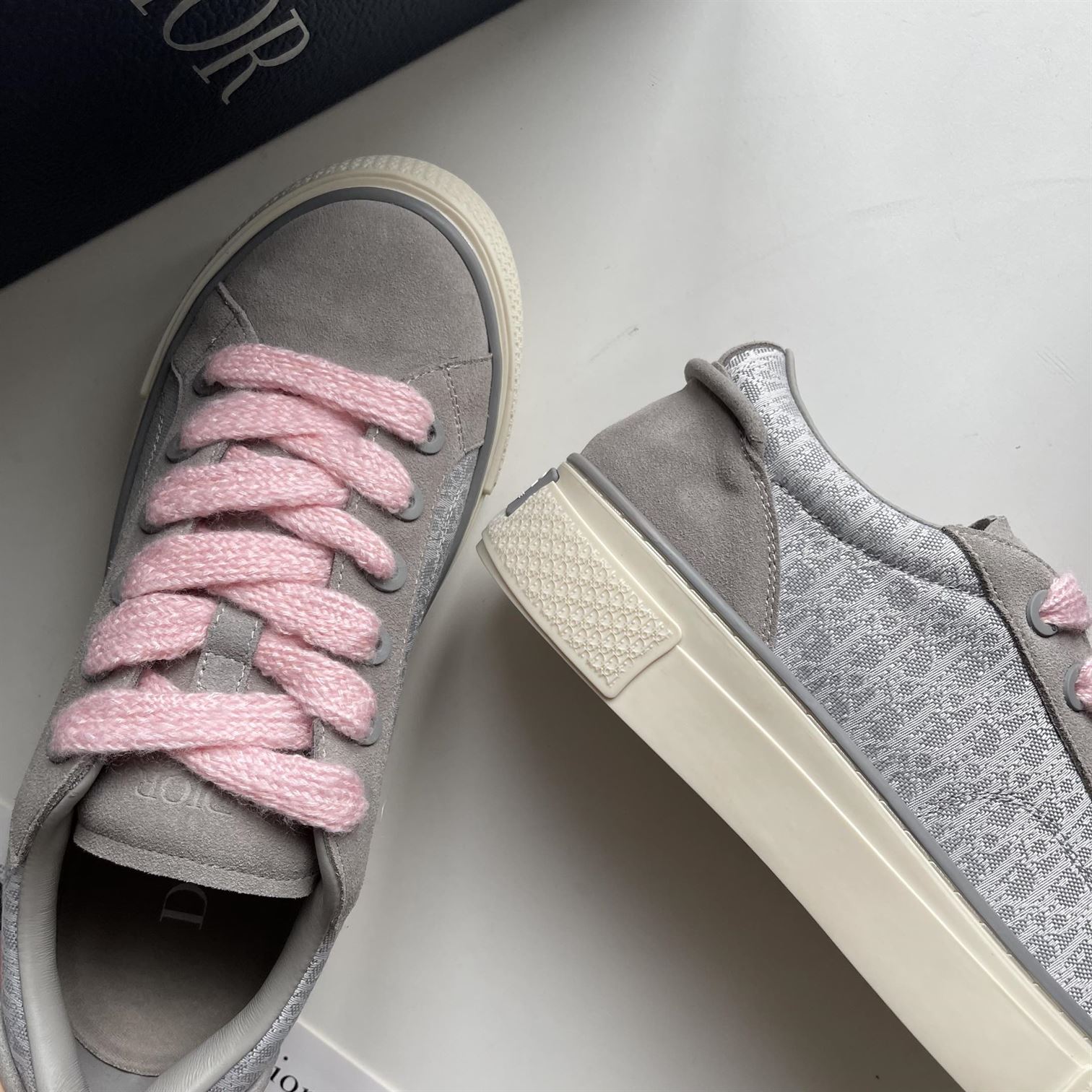 DIOR B33 SNEAKER GRAY AND WHITE DIOR OBLIQUE JACQUARD – DO130