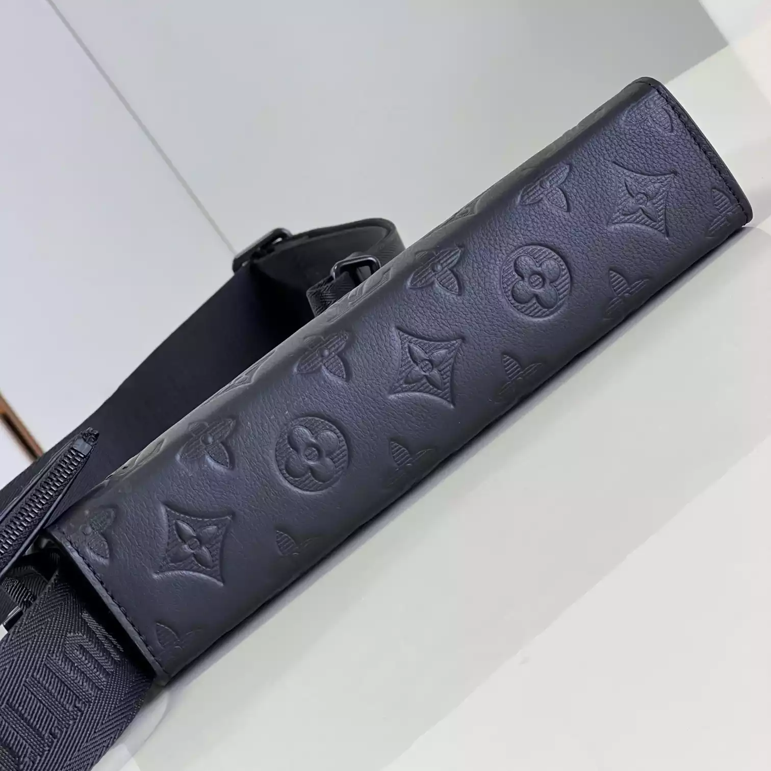 Gaston Wearable Wallet Black M81115 – LW258